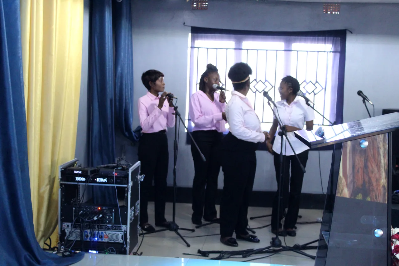 Vocalists at the mics